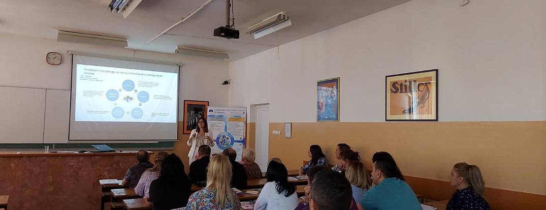 Predavač BFS Company drži edukaciju o veštini davanja povratne infromacije profesorima Akademije strukovnih studija Šumadija u Aranđelovcu