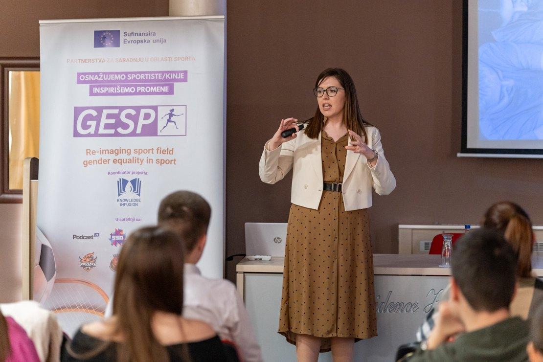 Predavač BFS Company vodi uvodnu sesiju edukacije u Nišu za volontere FSS o ličnom potencijalu i razvoju karijere u sportu