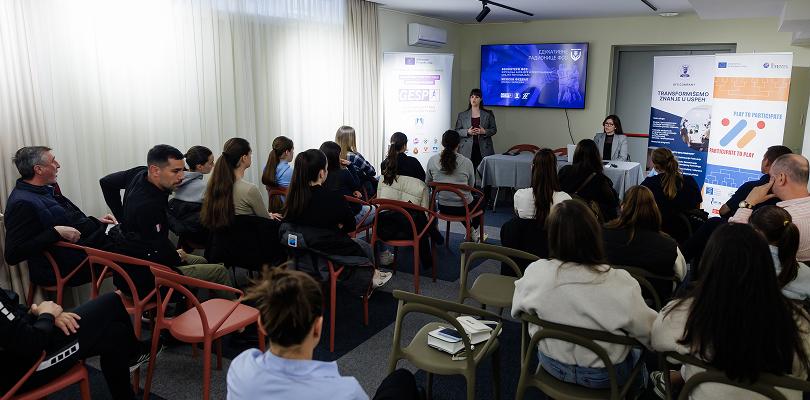 Učesnici edukacije Volonteri FSS u Subotici slušaju uvodno izlaganje o razvoju potencijala