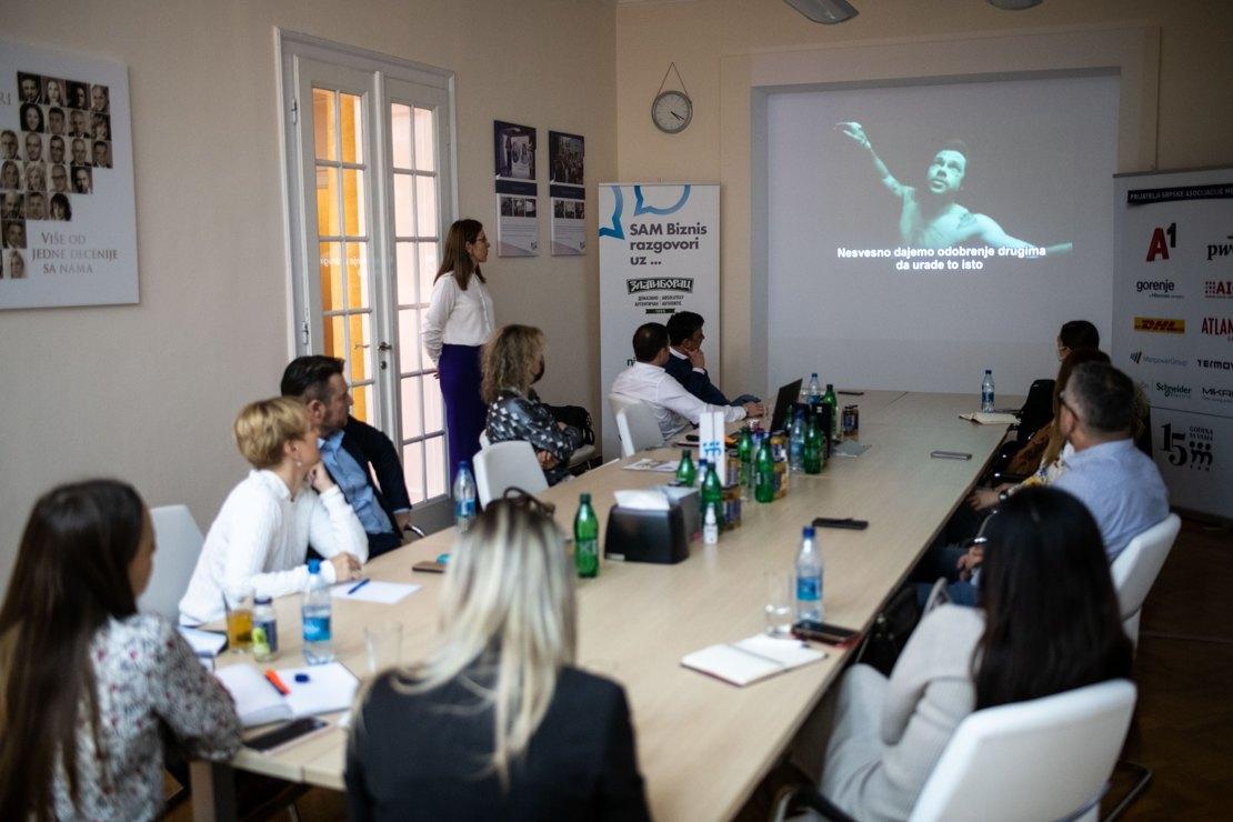 Mirjana Gilić iz BFS Company drži predavanje o emocionalnoj inteligenciji u pregovaranju pred članovima Srpske asocijacije menadžera