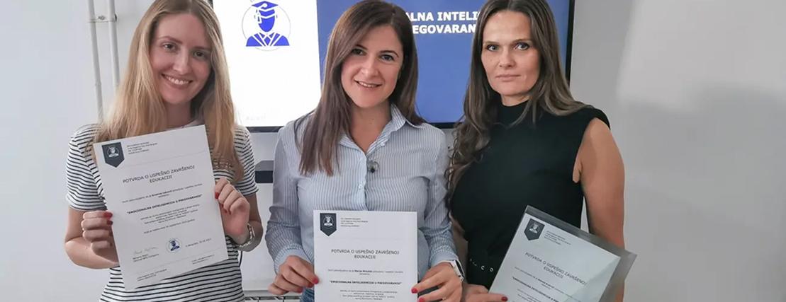 Učesnici edukacije BFS Company sa sertifikatima nakon održane edukacije o emocionalnoj inteligenciji u pregovaranju