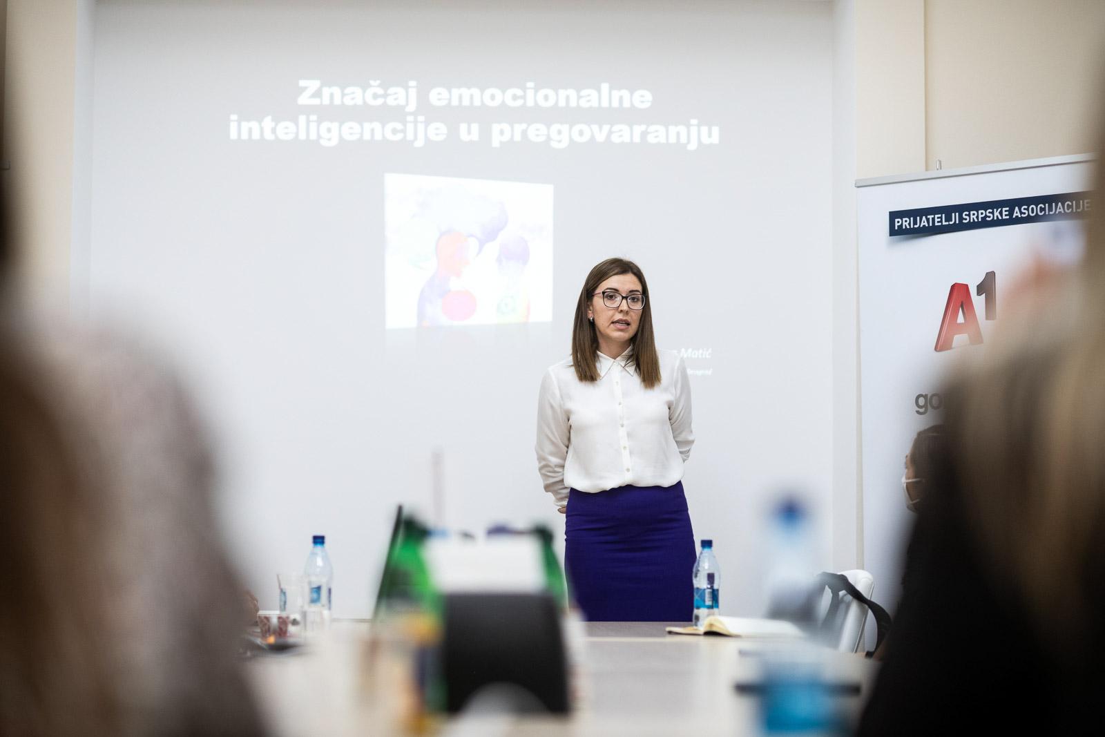 Predavač BFS Company obraća se grupi polaznika