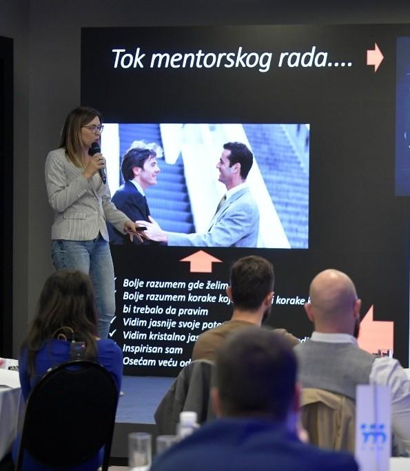 Predavačica BFS Company obraća se učesnicima sa mikrofonom